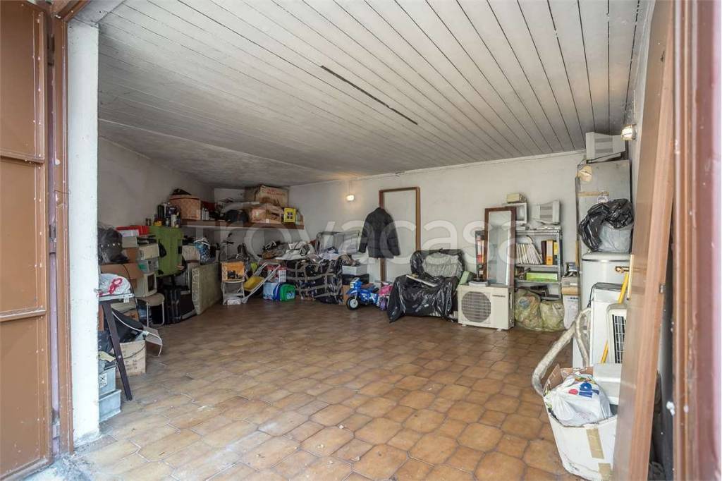 locale di sgombero in vendita a Cologno Monzese