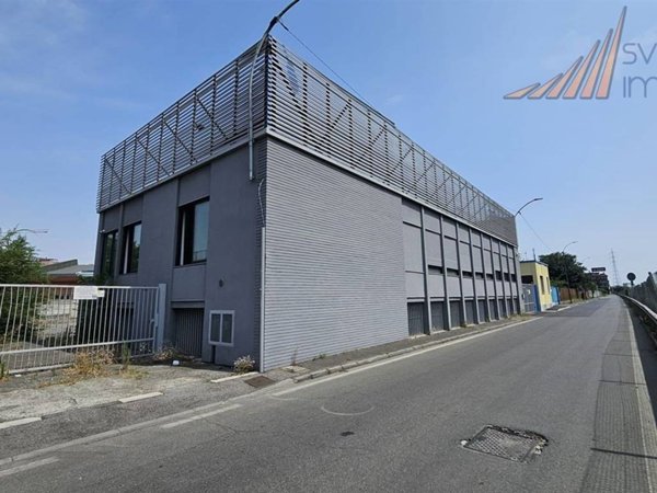locale commerciale in vendita a Cologno Monzese in zona San Maurizio al Lambro