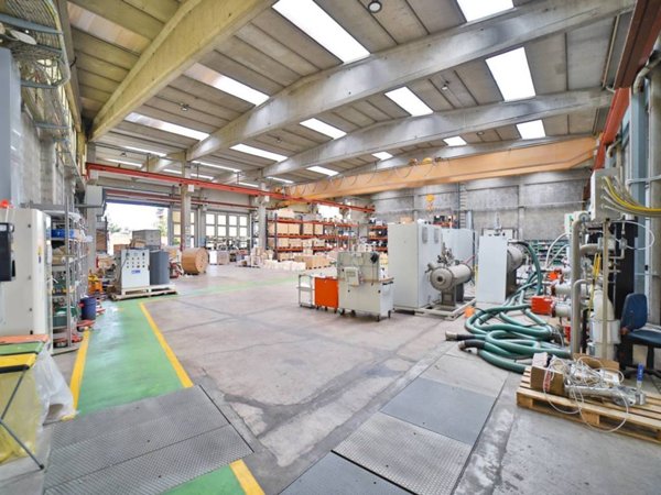 locale commerciale in vendita a Cologno Monzese