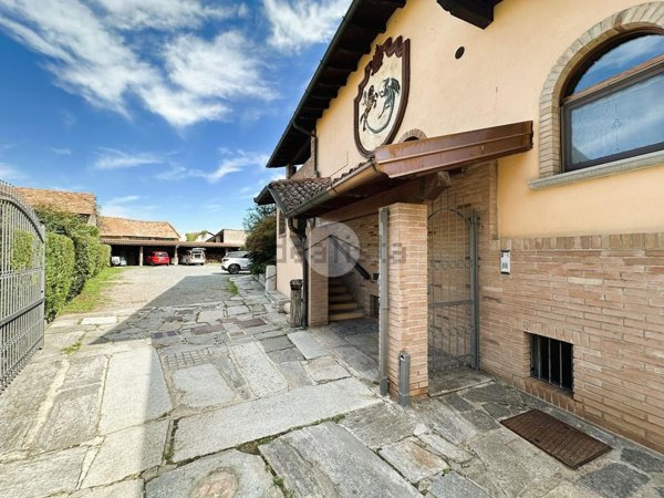 esavano in vendita a Corbetta in zona Battuello