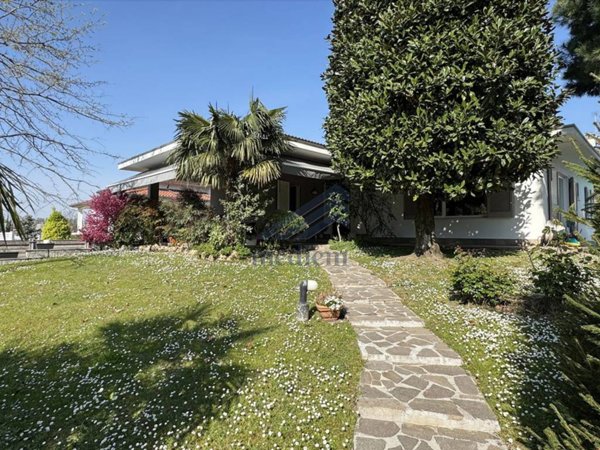 casa indipendente in vendita a Corbetta in zona Soriano