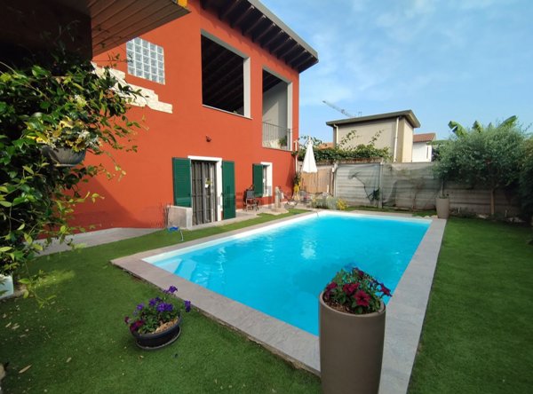 casa indipendente in vendita a Corbetta in zona Battuello