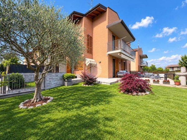 casa indipendente in vendita a Corbetta in zona Soriano