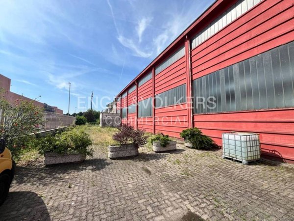 locale commerciale in vendita a Corbetta in zona Battuello
