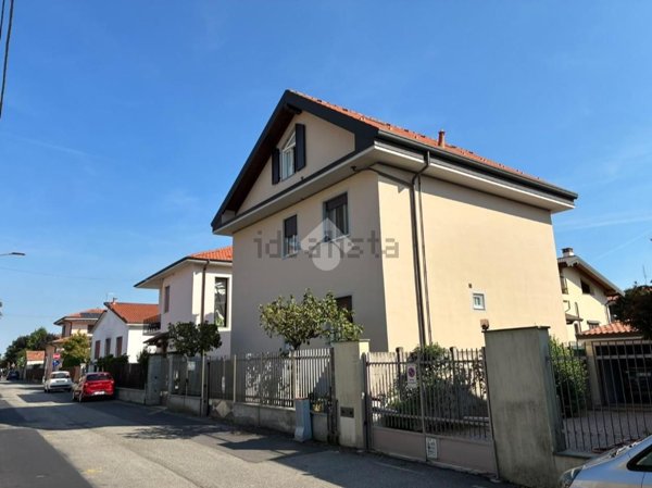 casa indipendente in vendita a Corbetta in zona Battuello