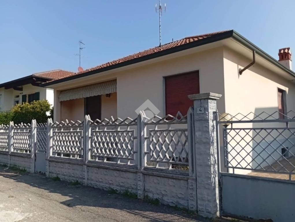 casa indipendente in vendita a Corbetta in zona Battuello