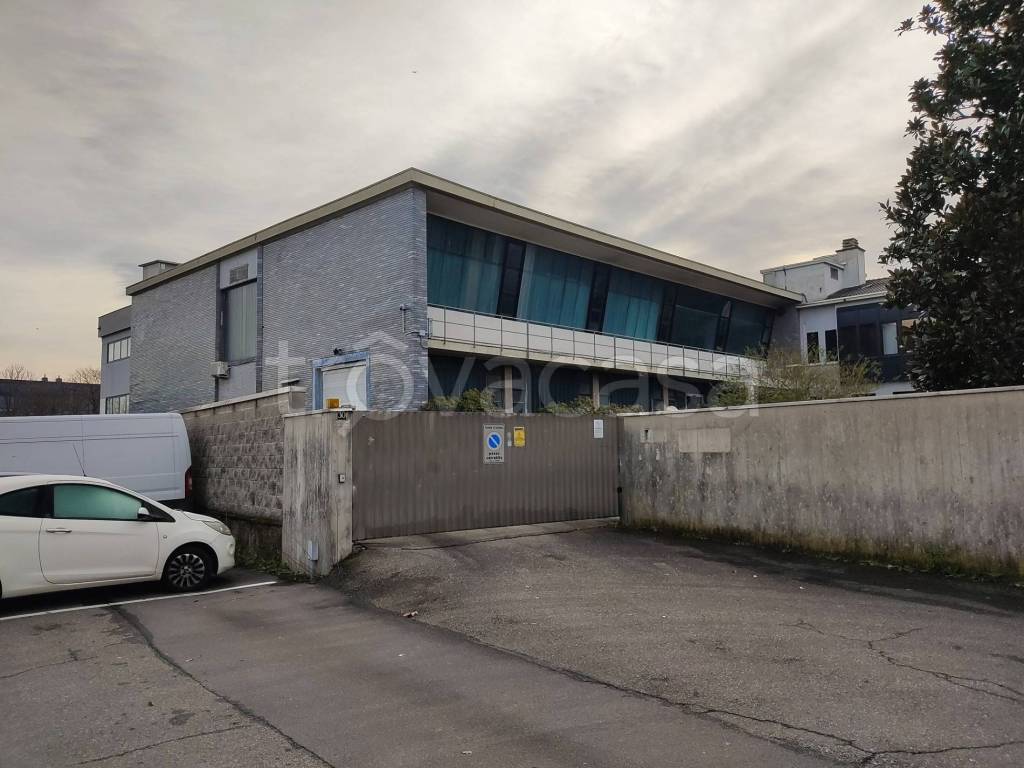 capannone in vendita a Cormano