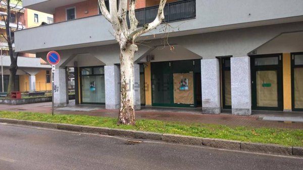 locale commerciale in vendita a Cormano