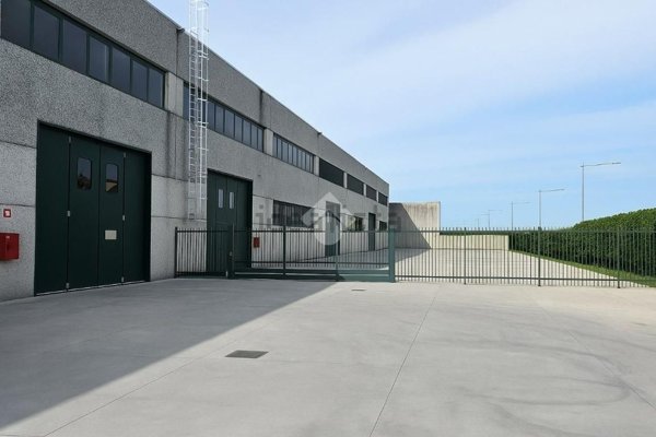 capannone in vendita a Cormano