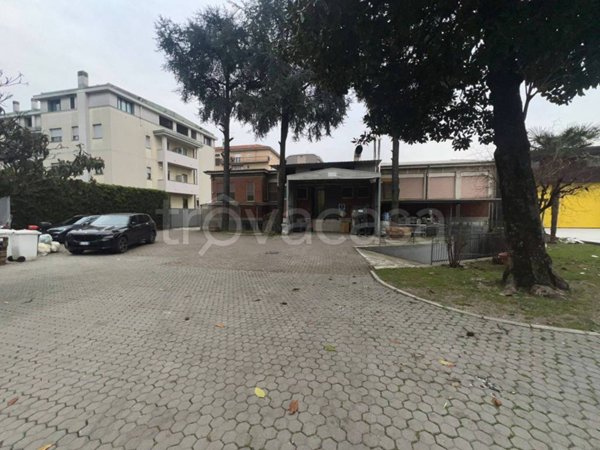 locale commerciale in vendita a Cormano