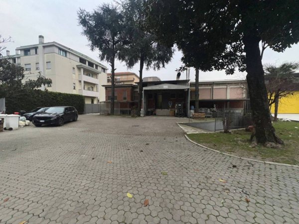 locale commerciale in vendita a Cormano