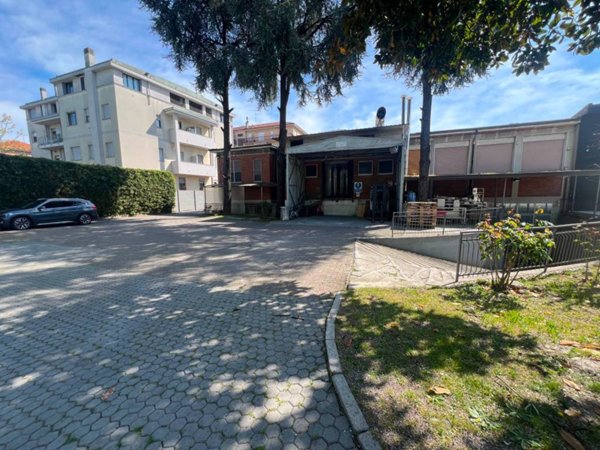 locale commerciale in vendita a Cormano