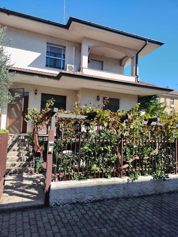 casa indipendente in vendita a Cornaredo