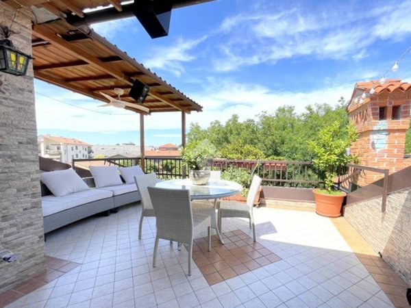 appartamento in vendita a Cornaredo in zona Favaglie