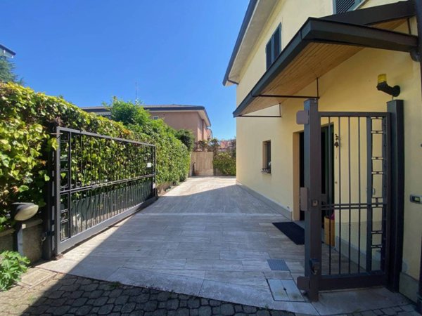 casa indipendente in vendita a Cornaredo in zona Favaglie