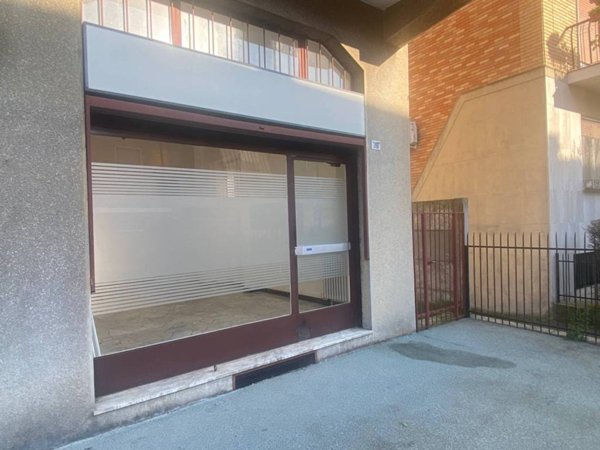 negozio in vendita a Cornaredo in zona Cascina Croce