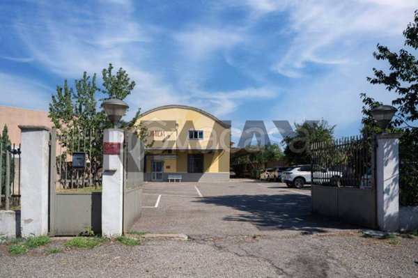 negozio in vendita a Cornaredo in zona Cascina Croce