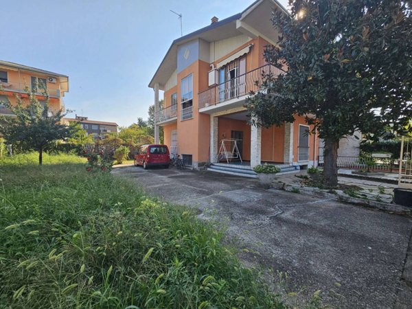 casa indipendente in vendita a Cornaredo in zona Cascina Croce