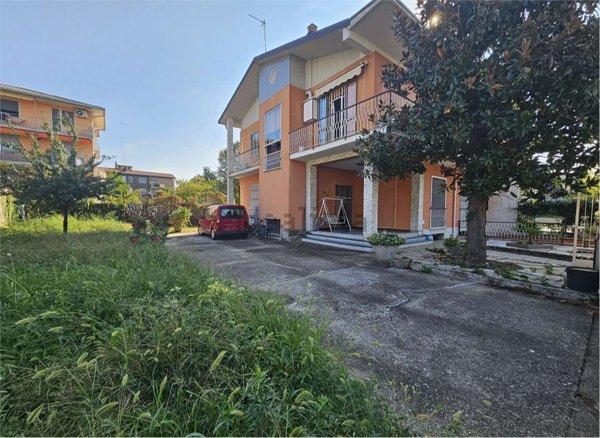 casa indipendente in vendita a Cornaredo in zona Cascina Croce