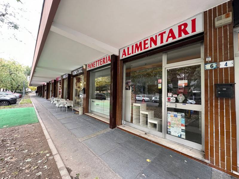 negozio in vendita a Corsico