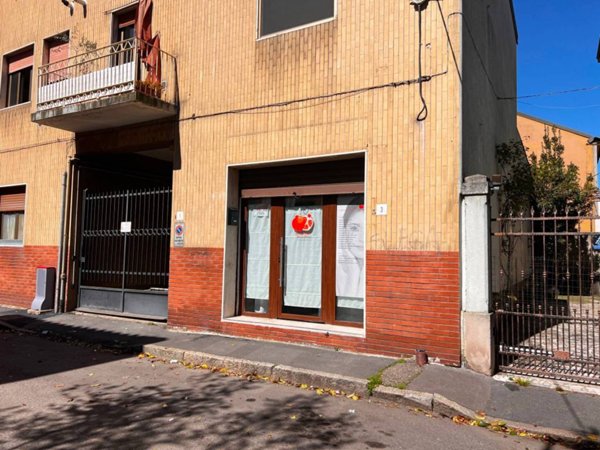 negozio in vendita a Corsico