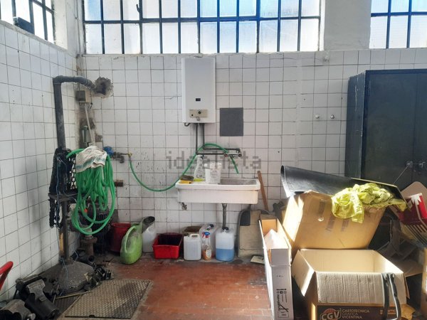 capannone in vendita a Corsico