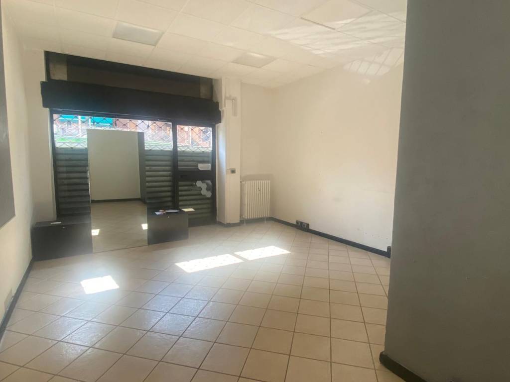 negozio in vendita a Corsico