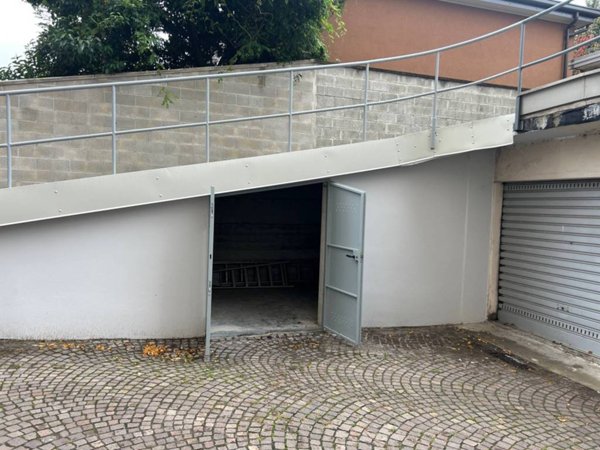 locale di sgombero in vendita a Corsico