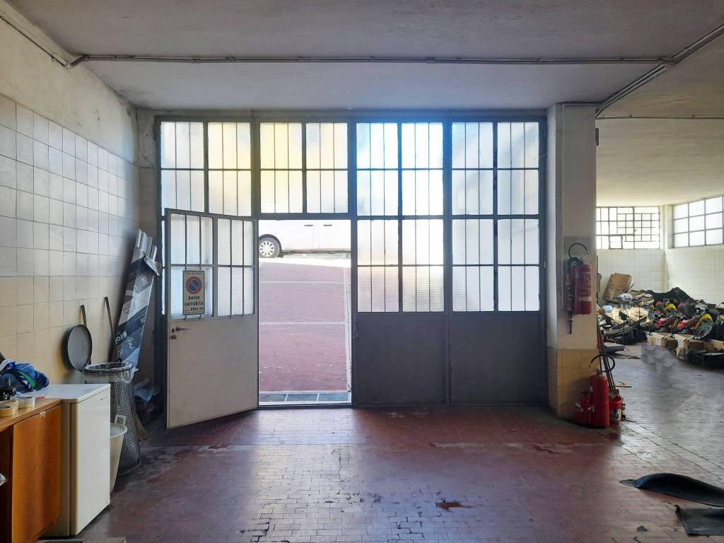 locale commerciale in vendita a Corsico