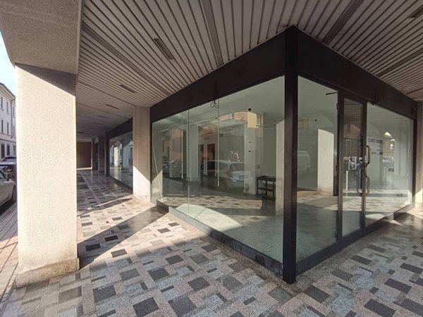 negozio in vendita a Corsico