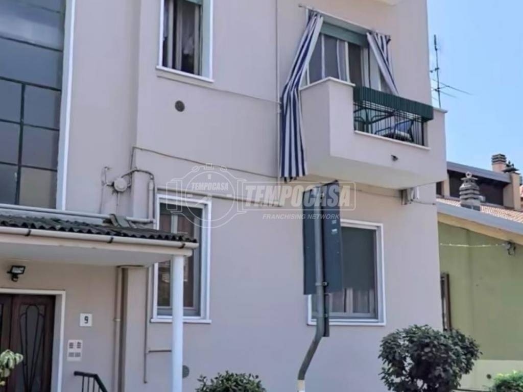 intera palazzina in vendita a Corsico