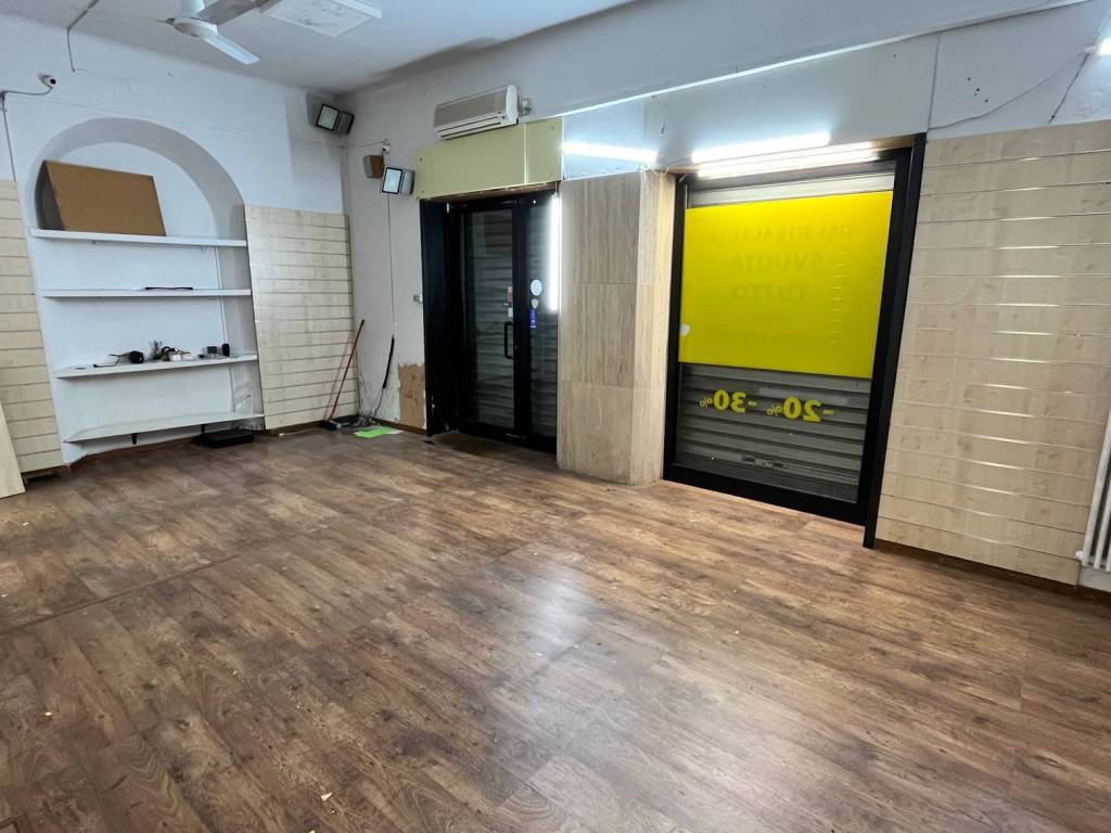 negozio in vendita a Corsico