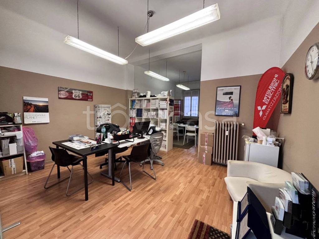 negozio in vendita a Corsico