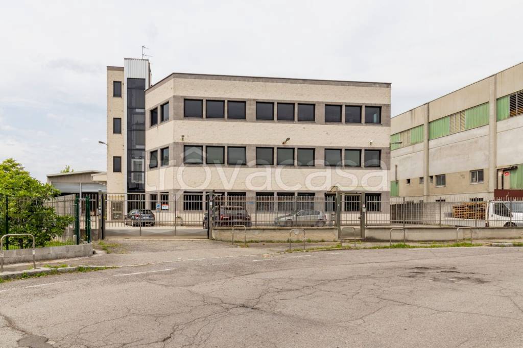 capannone in vendita a Corsico