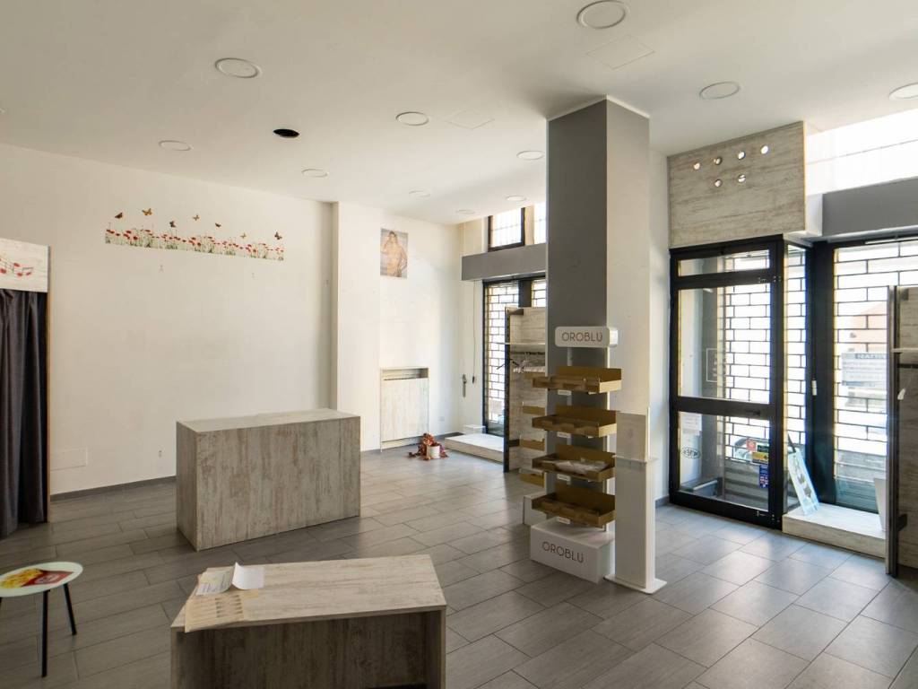 negozio in vendita a Corsico