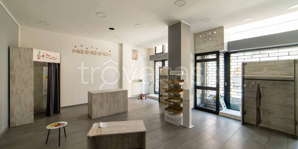 negozio in vendita a Corsico