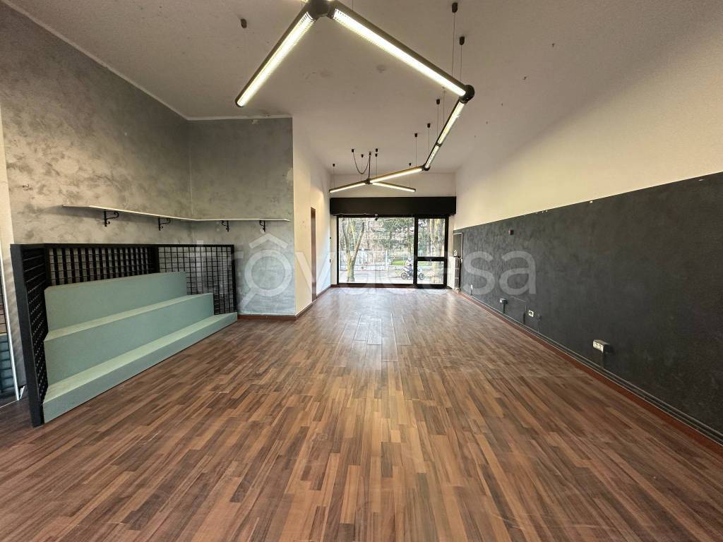 negozio in vendita a Corsico