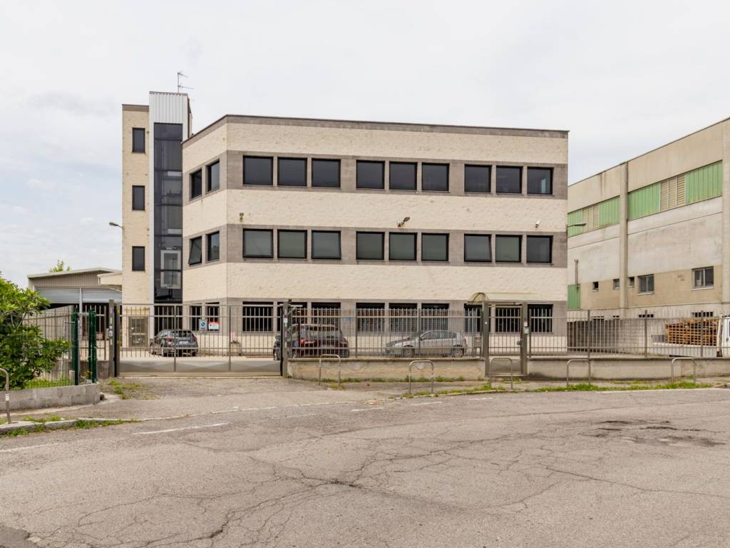 capannone in vendita a Corsico