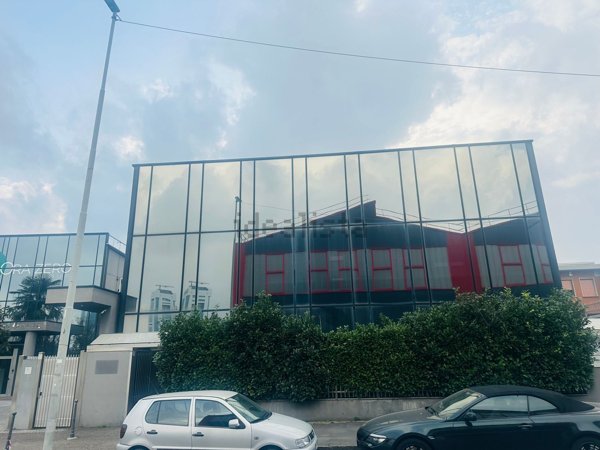 capannone in vendita a Corsico