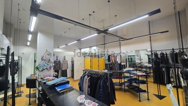 locale commerciale in vendita a Corsico