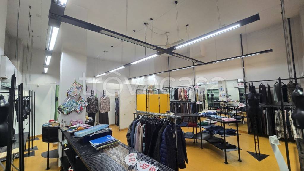 negozio in vendita a Corsico