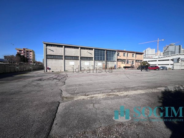 capannone in vendita a Corsico