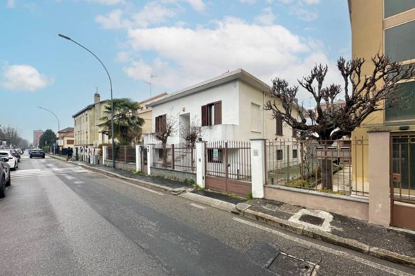 casa indipendente in vendita a Corsico