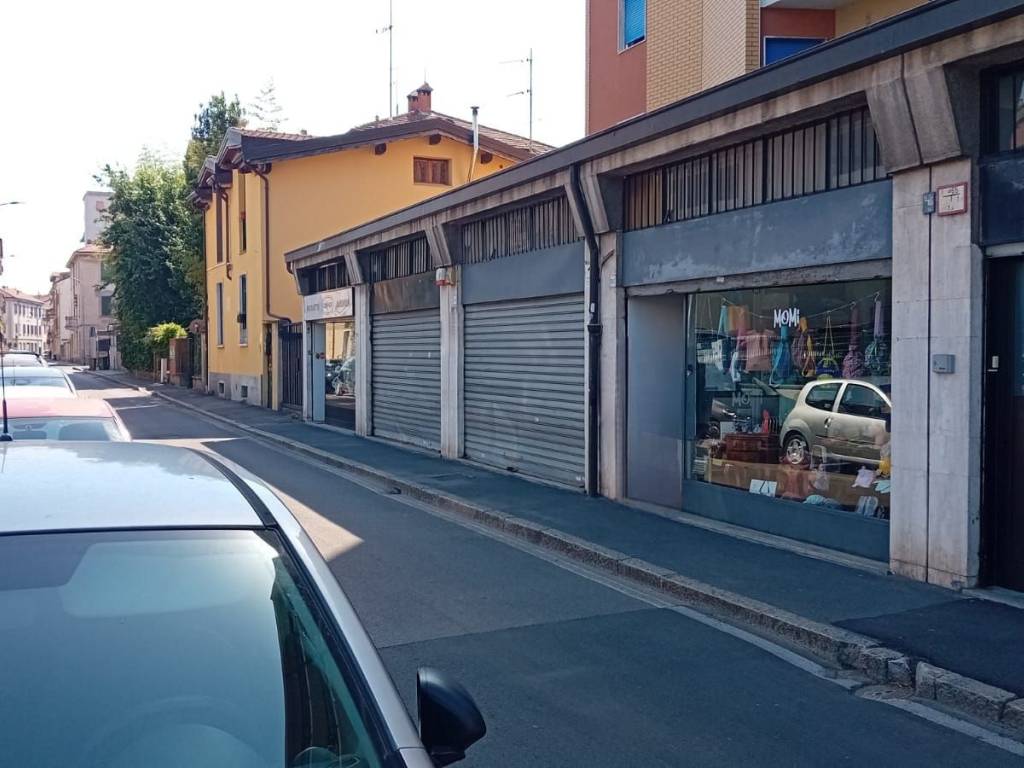 negozio in vendita a Corsico