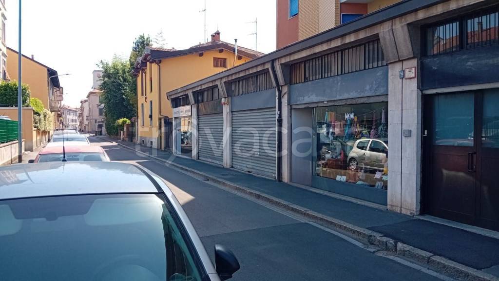 negozio in vendita a Corsico