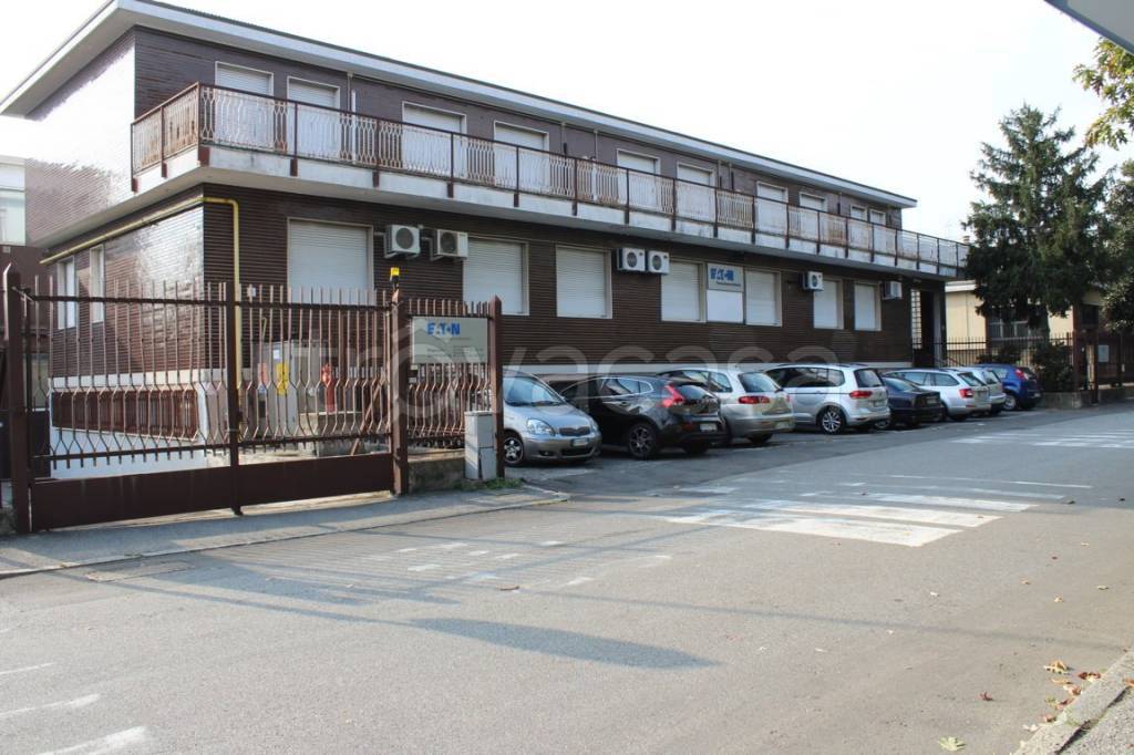 locale commerciale in vendita a Corsico