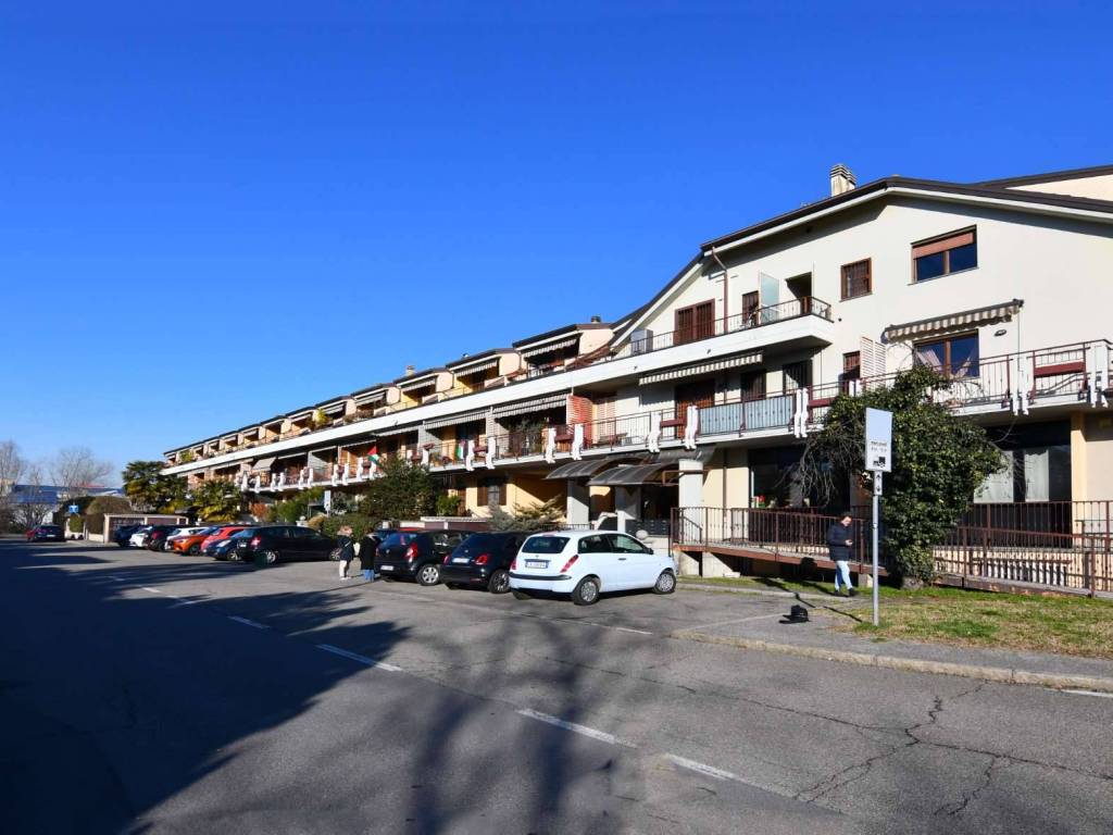 negozio in vendita a Corsico