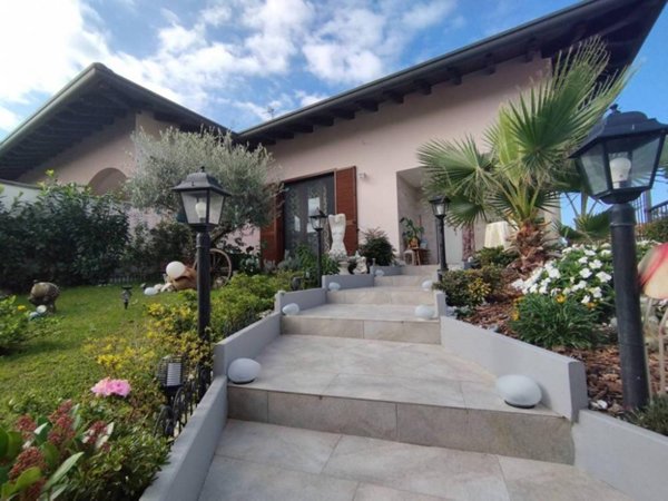 casa indipendente in vendita a Cuggiono