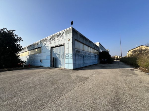 capannone in vendita a Cuggiono