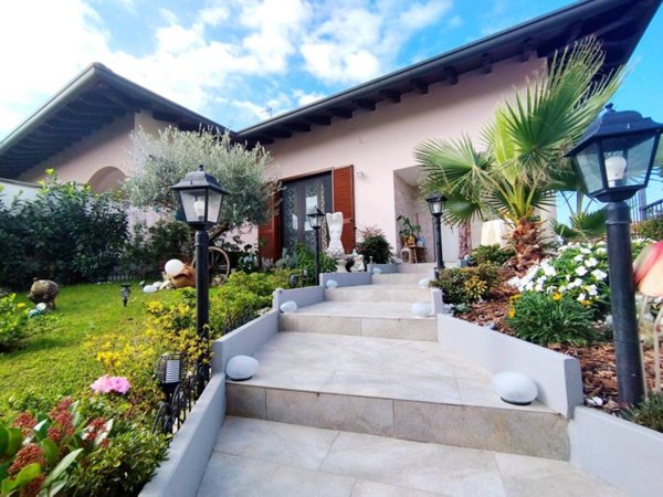 casa indipendente in vendita a Cuggiono